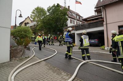 Dachstuhlbrand  in Weil im Schoenbuch loest Grosseinsatz der Feuerwehren aus.